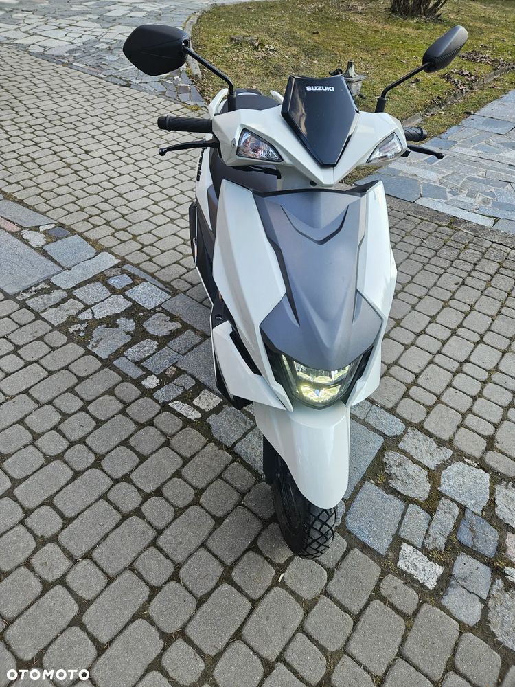 Suzuki Avenis - 5