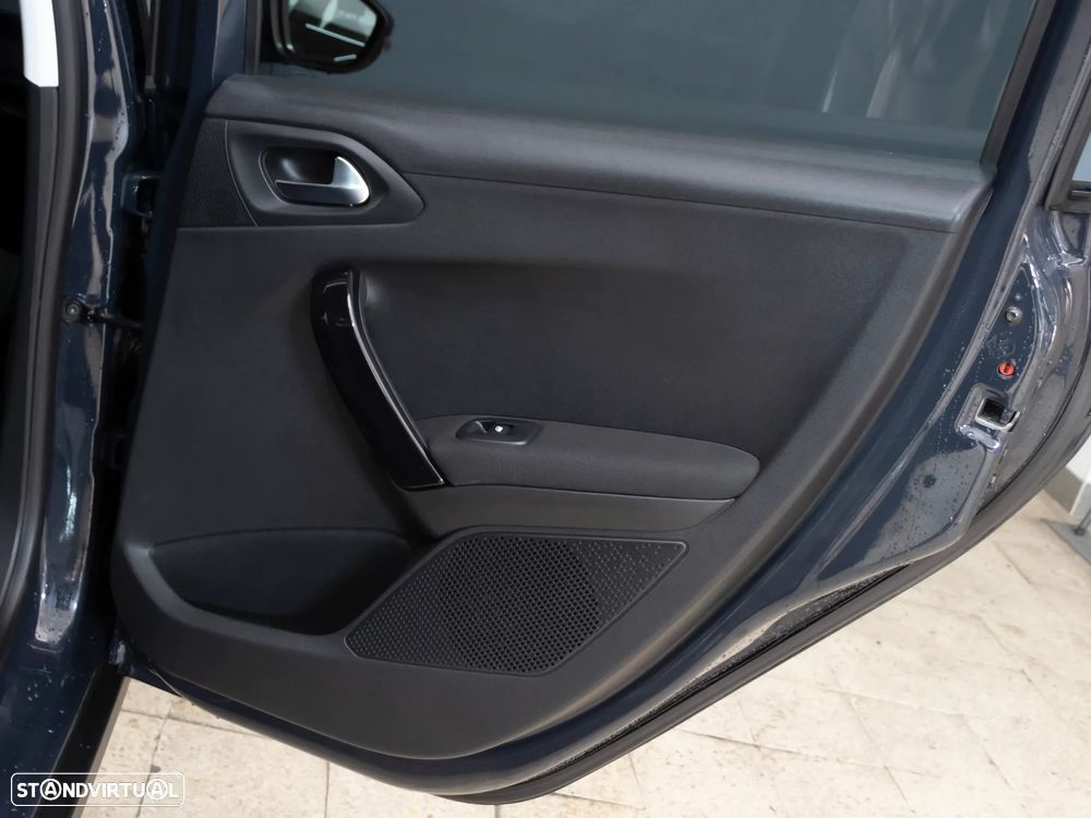 Peugeot 2008 1.2 PureTech Signature - 9