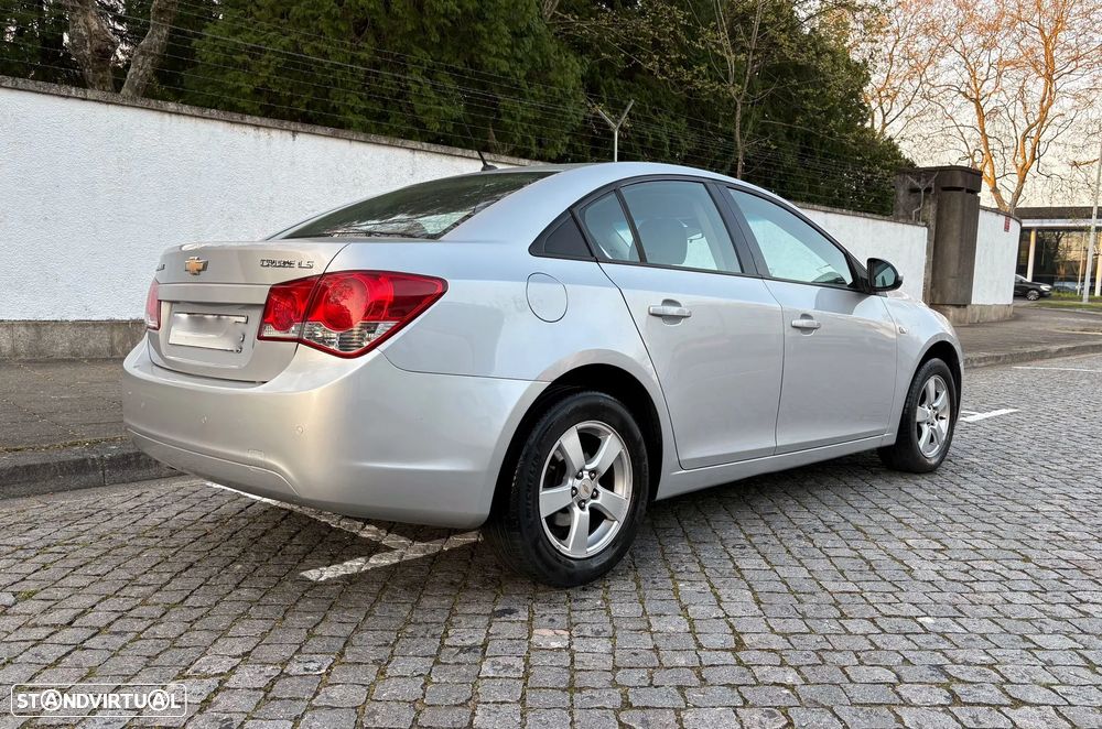 Chevrolet Cruze 1.6 LS - 25