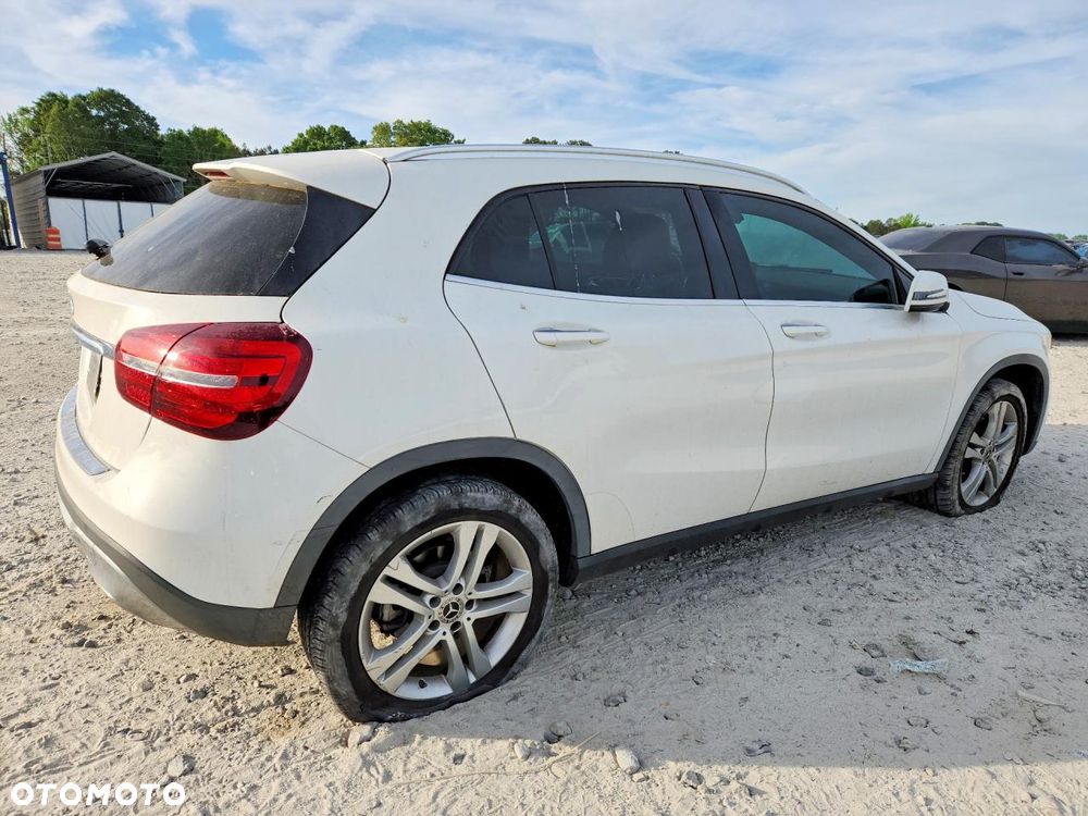 Mercedes-Benz GLA - 6