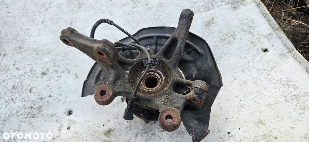 Zwrotnica prawa przód przednia ABS Chevrolet AVEO T300 1,4 benzyna 74kW 101KM 2011r na 4 śruby - 2