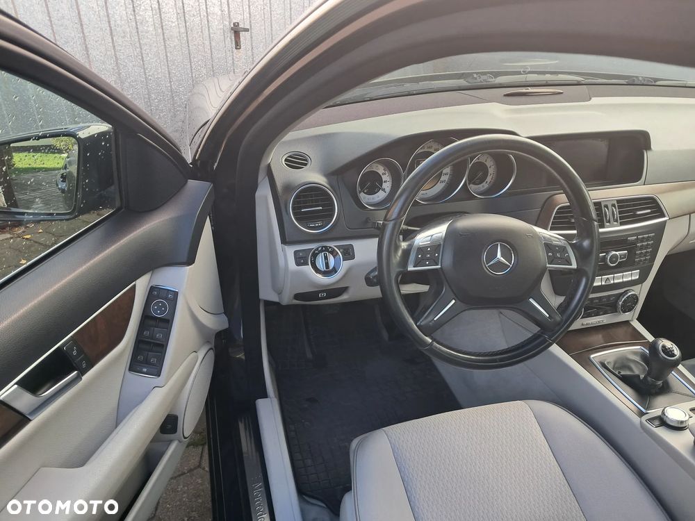 Mercedes-Benz Klasa C 180 CGI BlueEff Elegance - 12