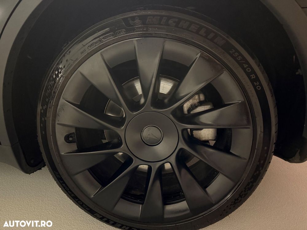 Tesla Model Y - 3