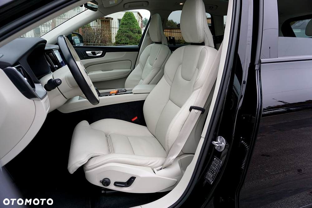 Volvo XC 60 B4 D Plus Dark - 18
