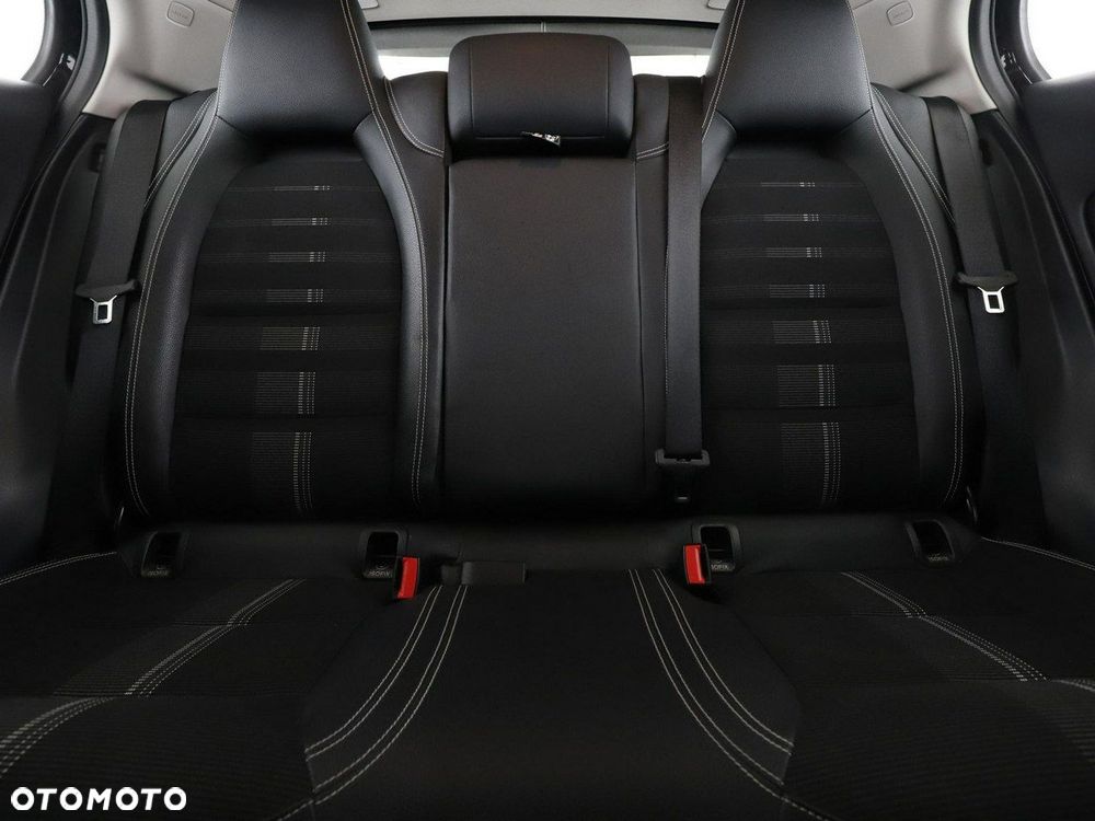 Mercedes-Benz GLA 200 7G-DCT Style - 19