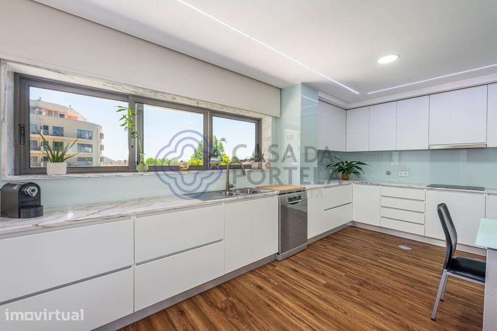 venda de apartamento T4 com dois lugares de garagem  e arrumos entrada - Grande imagem: 2/35