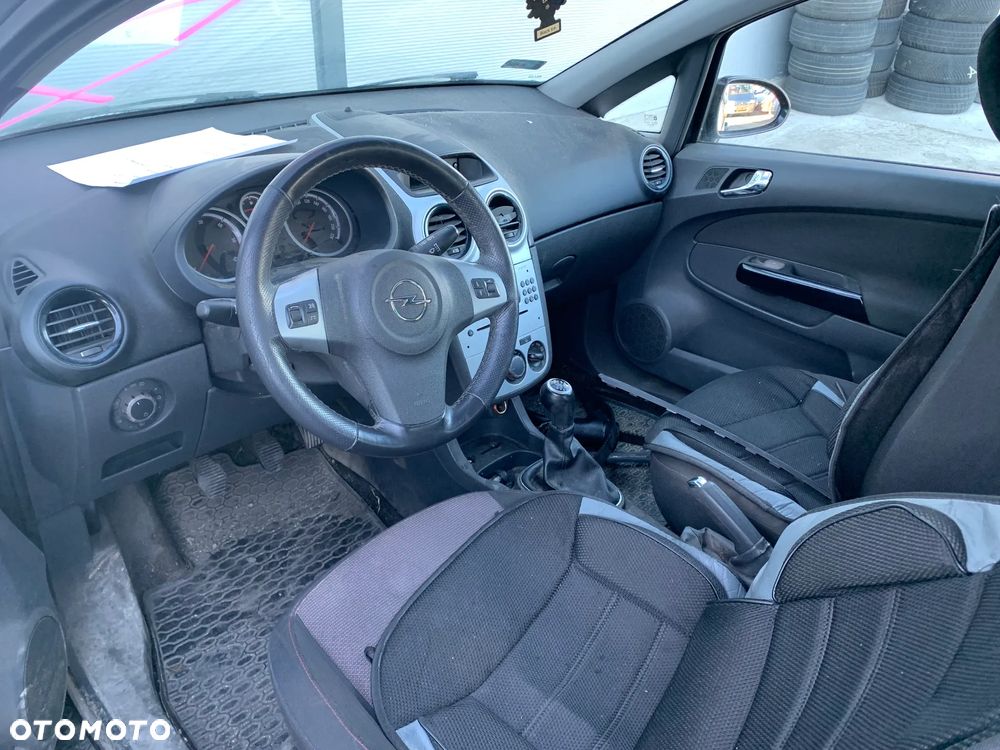 OPEL CORSA 2006 *SAMOCHÓD NA CZĘŚCI* 3361  MASKA, LAMPA, DRZWI, LUSTERKO, ZDERZAK, GRILL, BŁOTNIK, KLAPA, BELKA, DESKA, FOTELE, KANAPA, ĆWIARTKA KIEROWNICA, TARCZE, ZACISKI, ZAWIESZENIE, KOMPLETNY PRZÓD, KOMPLETNY TYŁ, LICZNIK, ZEGARY, PRAWE LEWE PRZÓD TYŁ - 5