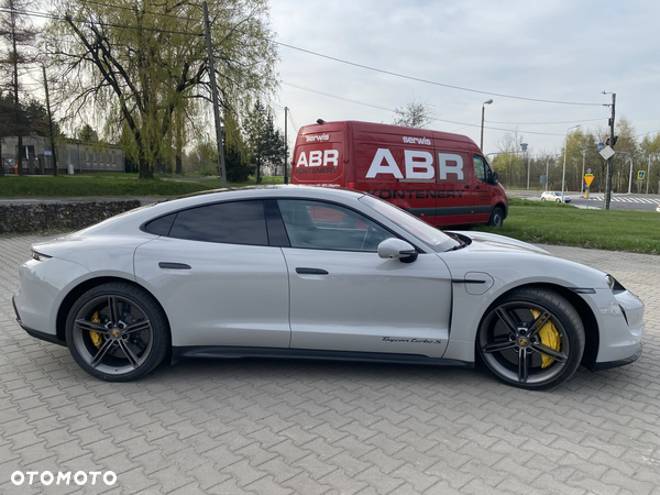 Porsche Taycan Turbo S Cross Turismo