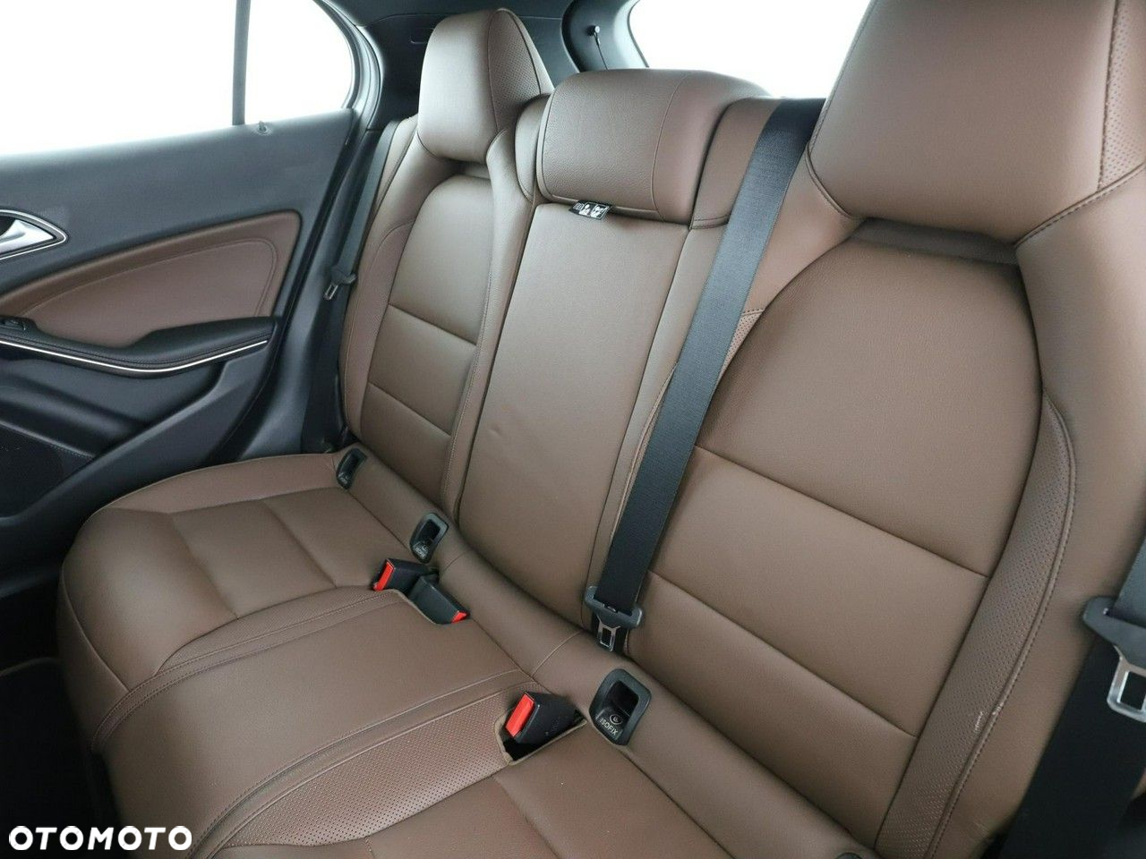 Mercedes-Benz GLA 250 4Matic 7G-DCT - 17