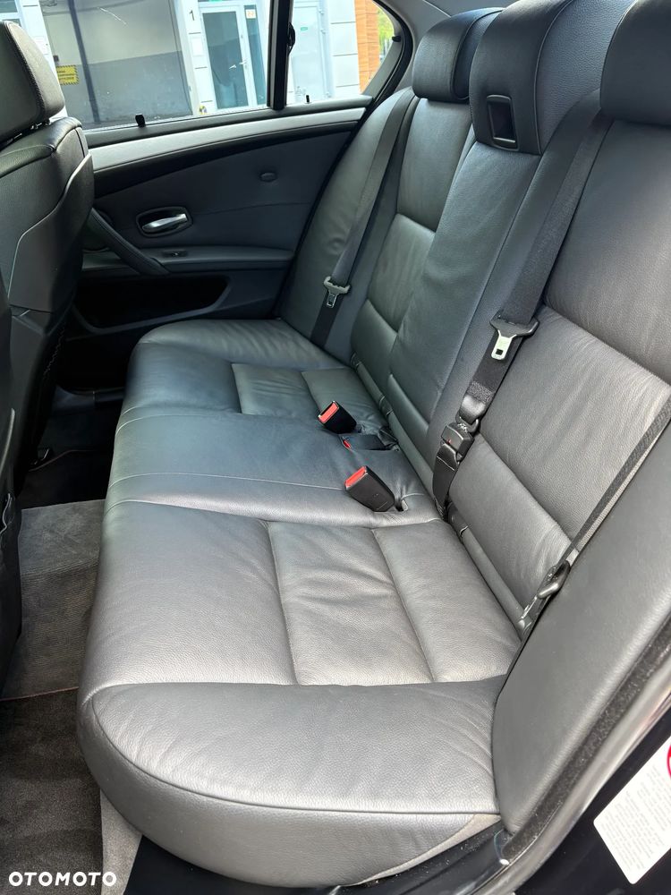 BMW Seria 5 550i - 25