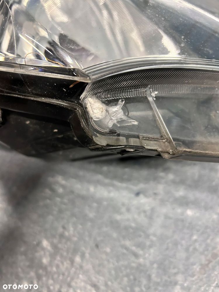 REFLEKTOR PRAWY TOYOTA YARIS III LIFT - 2