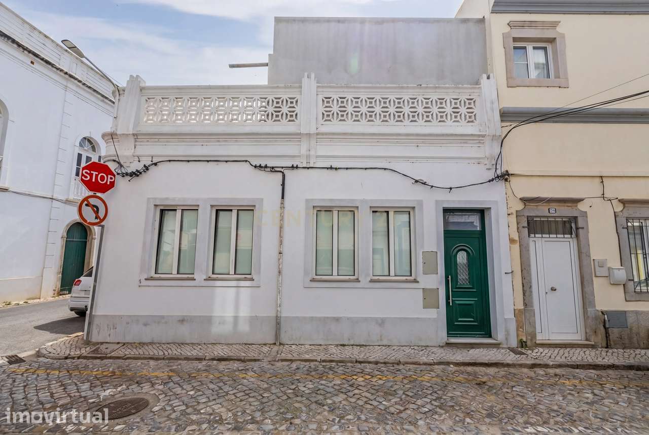 Moradia T2 no Centro de Olhão com Garagem, Terraço e Piscina Privada — - Grande imagem: 2/16