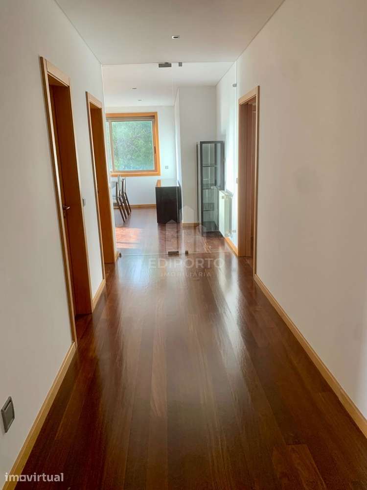Apartamento T3 com varanda e churrasqueira para Arrendamento a 900 met - Grande imagem: 4/26