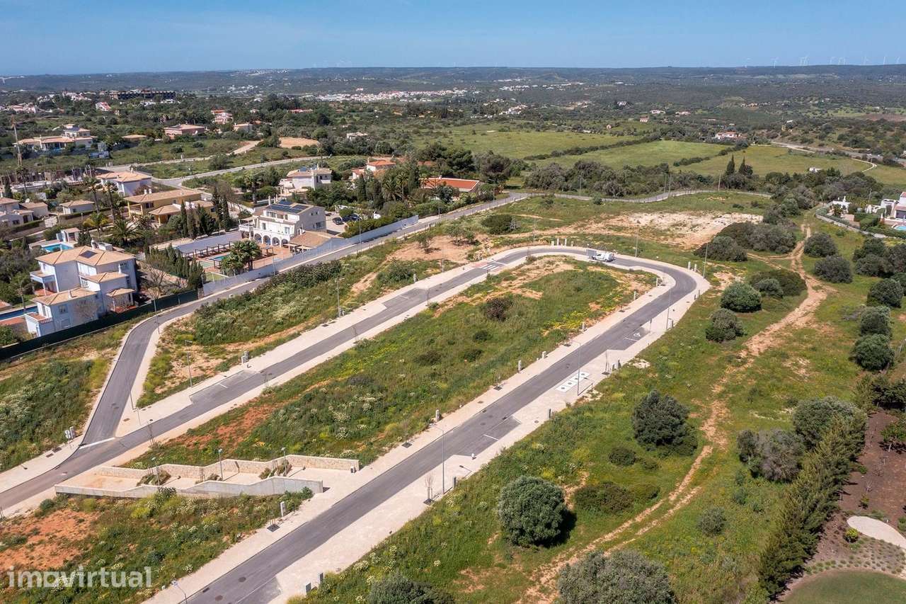 LOTE URBANO PARA VENDA, COM PROJECTO APROVADO DE UMA MORADIA,  NA PRAI - Grande imagem: 4/16