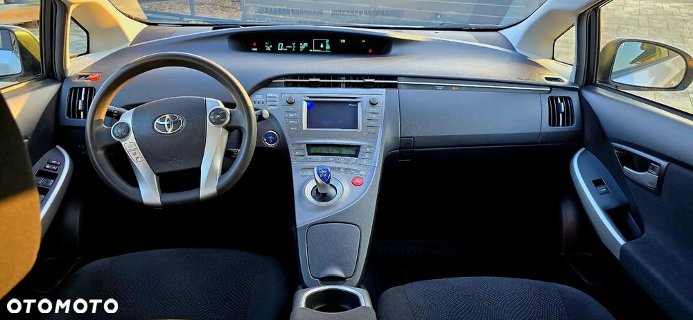 Toyota Prius (Hybrid) - 13