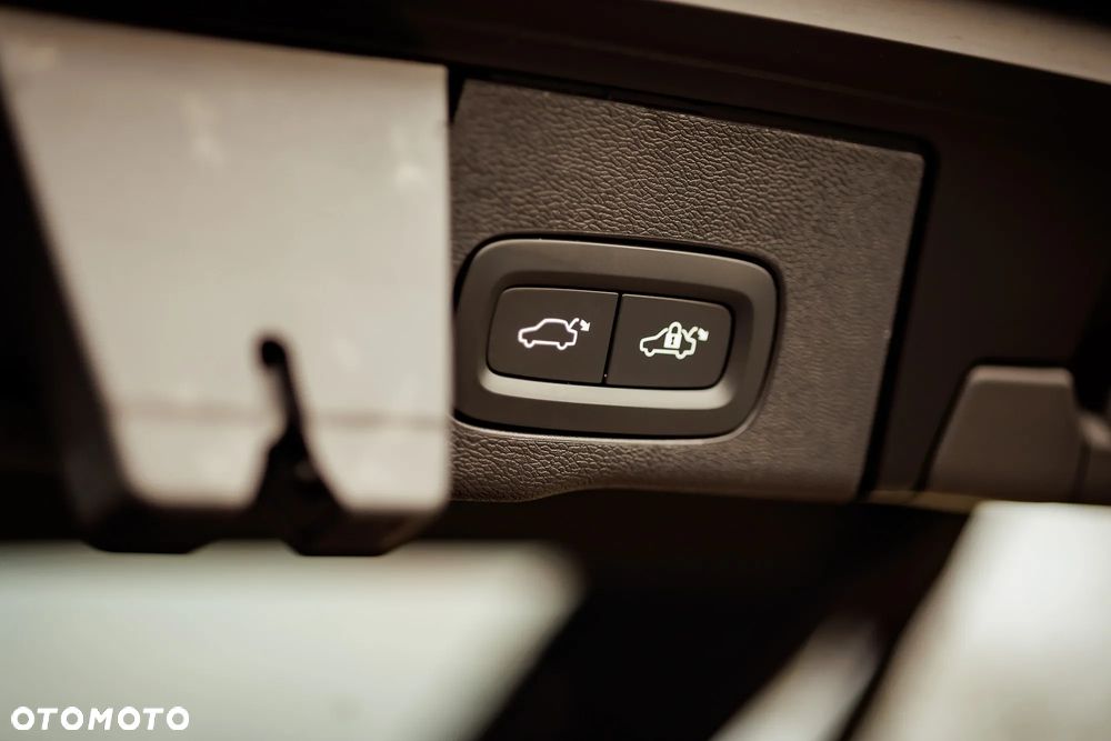 Volvo XC 60 B5 B AWD Plus Dark - 20