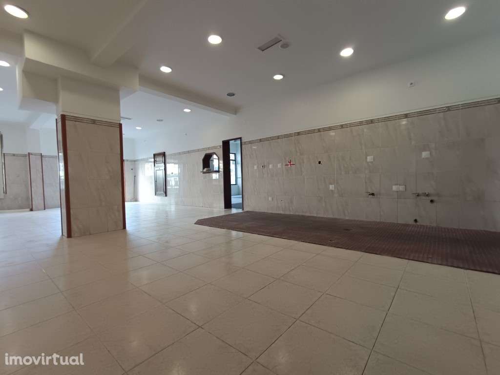 Lojas para venda, com duas entradas independentes, em Monte Abraão - Grande imagem: 2/22