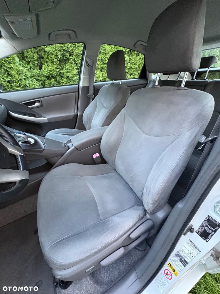 Toyota Prius (Hybrid) - 8