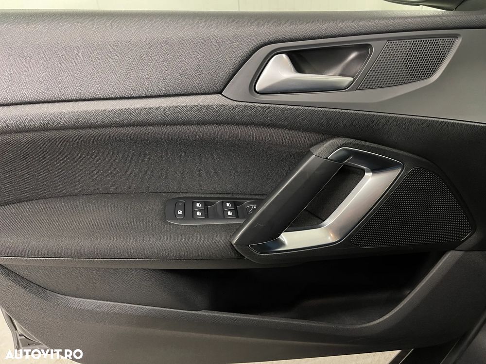 Peugeot 308 BlueHDi 130 EAT8 Allure - 23