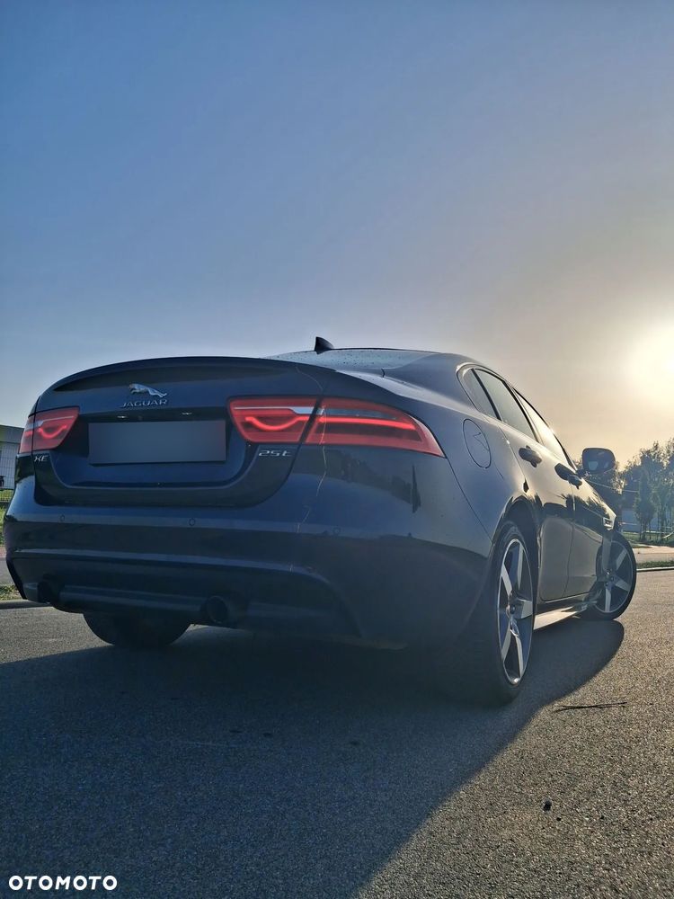Jaguar XE 2.0 T R-Sport - 8