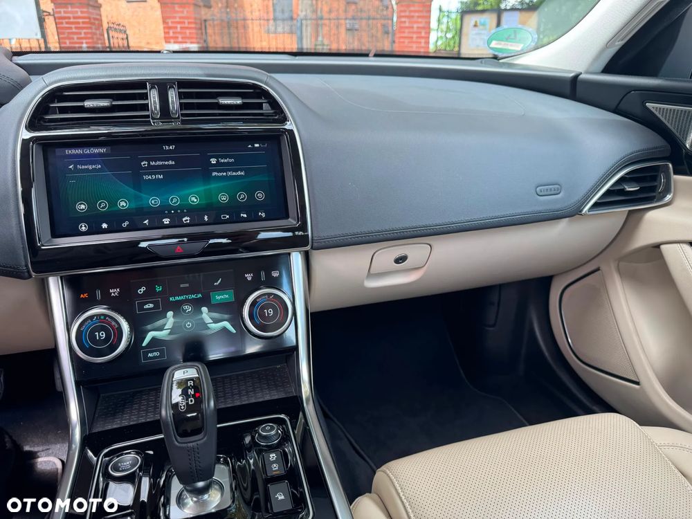 Jaguar XE 25t Prestige - 23