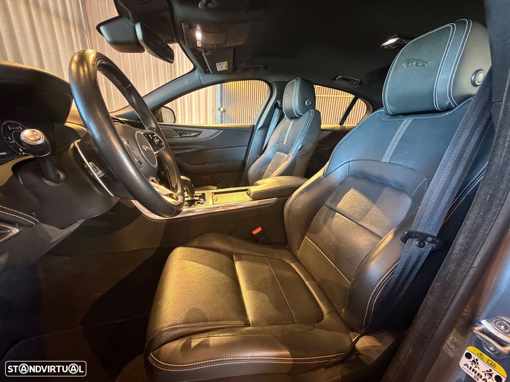 Jaguar XE 2.0 D200 R-Dynamic HSE - 21