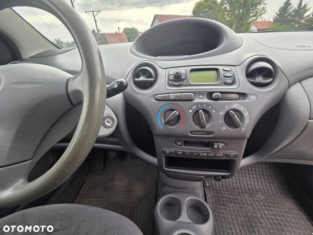 Toyota Yaris 1.0 Base - 11