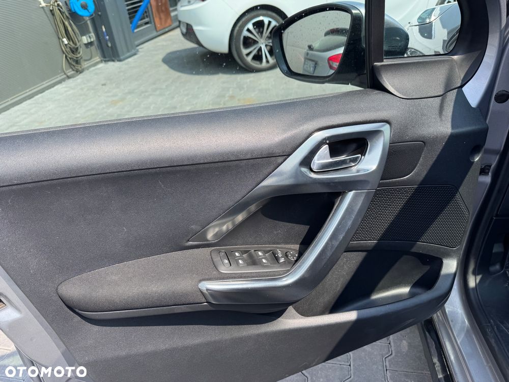 Peugeot 2008 1.2 Pure Tech Allure S&S - 10