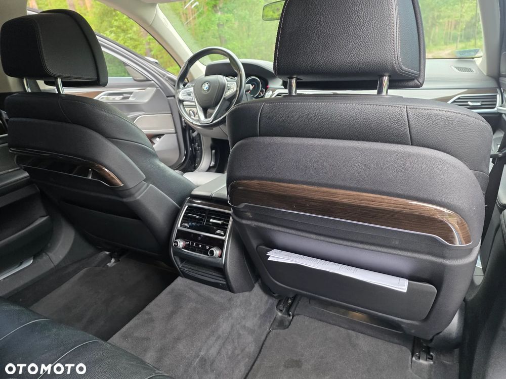 BMW Seria 7 740Li - 32