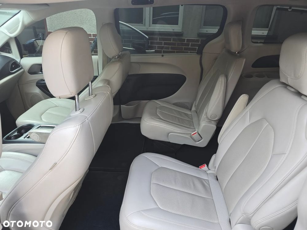 Chrysler Pacifica - 17