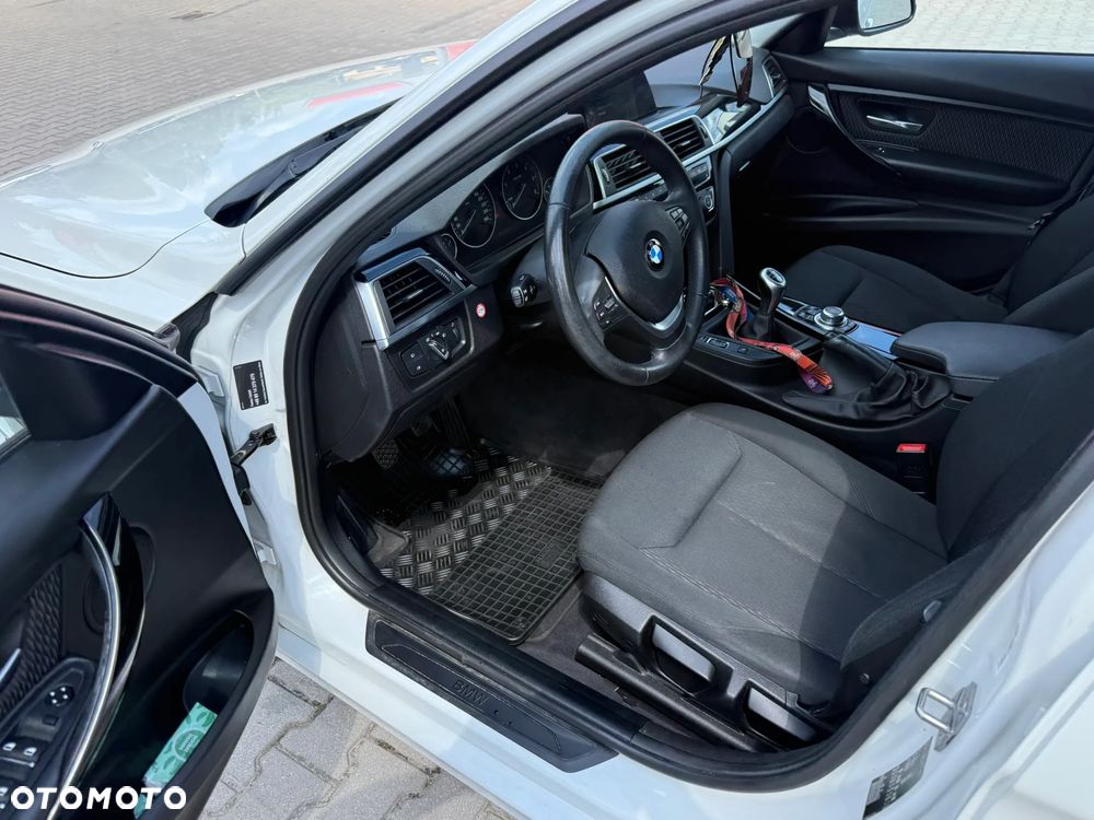 BMW Seria 3 318d M Sport Shadow - 32