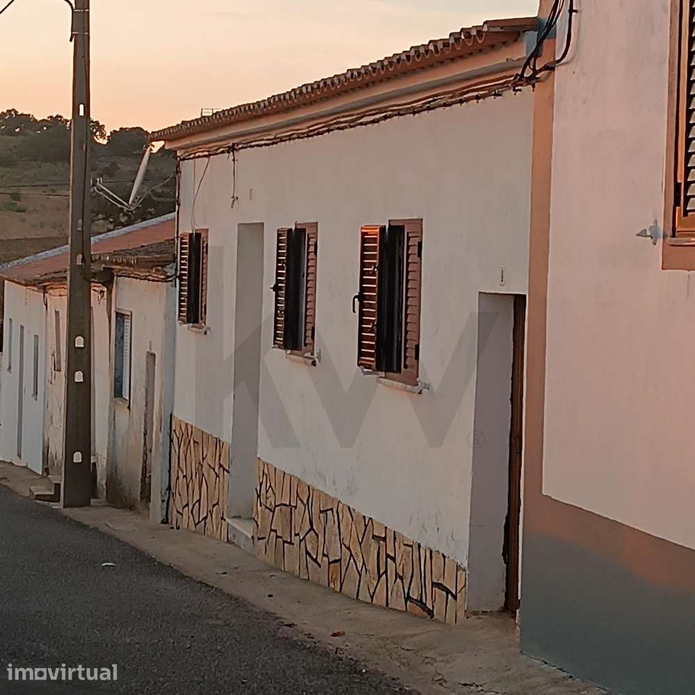 Moradia térrea T3 com quintal e anexos em Alcaria da Serra - Grande imagem: 2/28