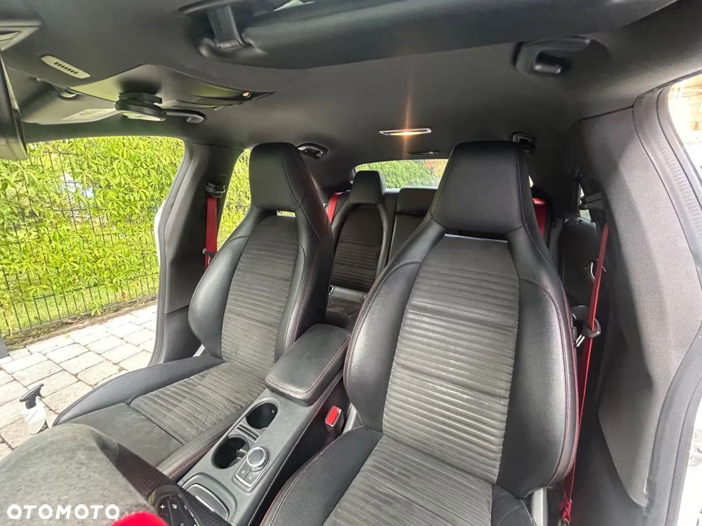Mercedes-Benz CLA 250 4-Matic AMG Line - 10