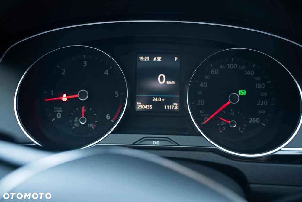 Volkswagen Passat 2.0 TDI SCR DSG Comfortline - 29