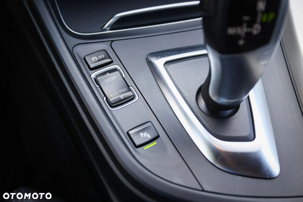 BMW Seria 3 318d Luxury Line - 32