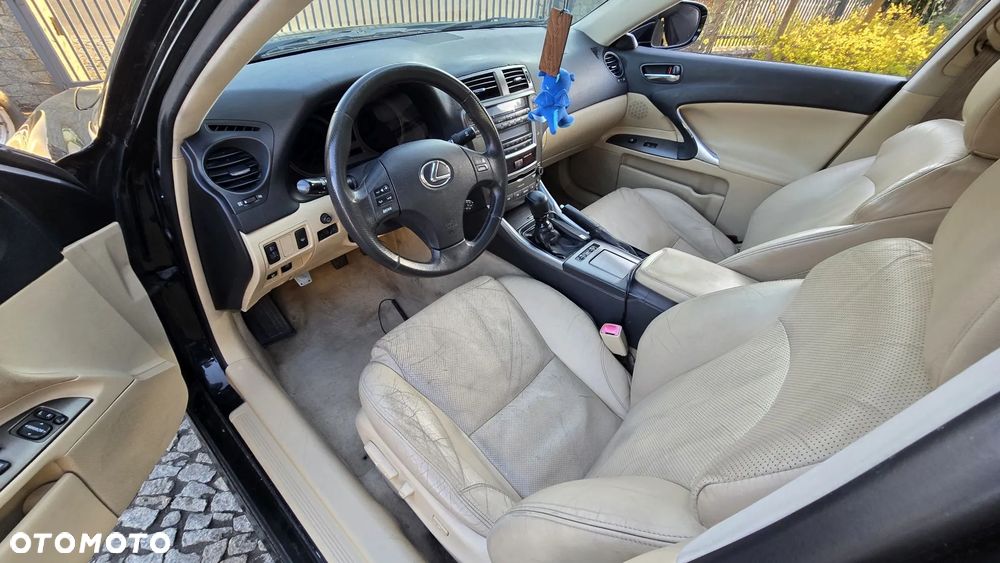 Lexus IS 220d - 8