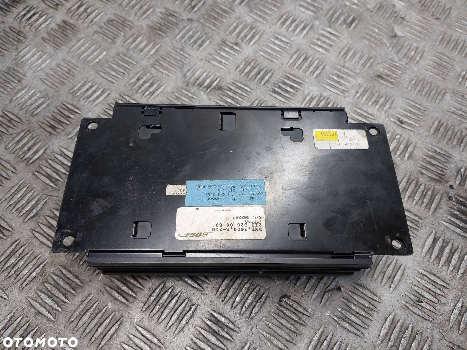 WZMACNIACZ AUDIO BOSE MERCEDES W210 E KLASA 2108200689 - 2