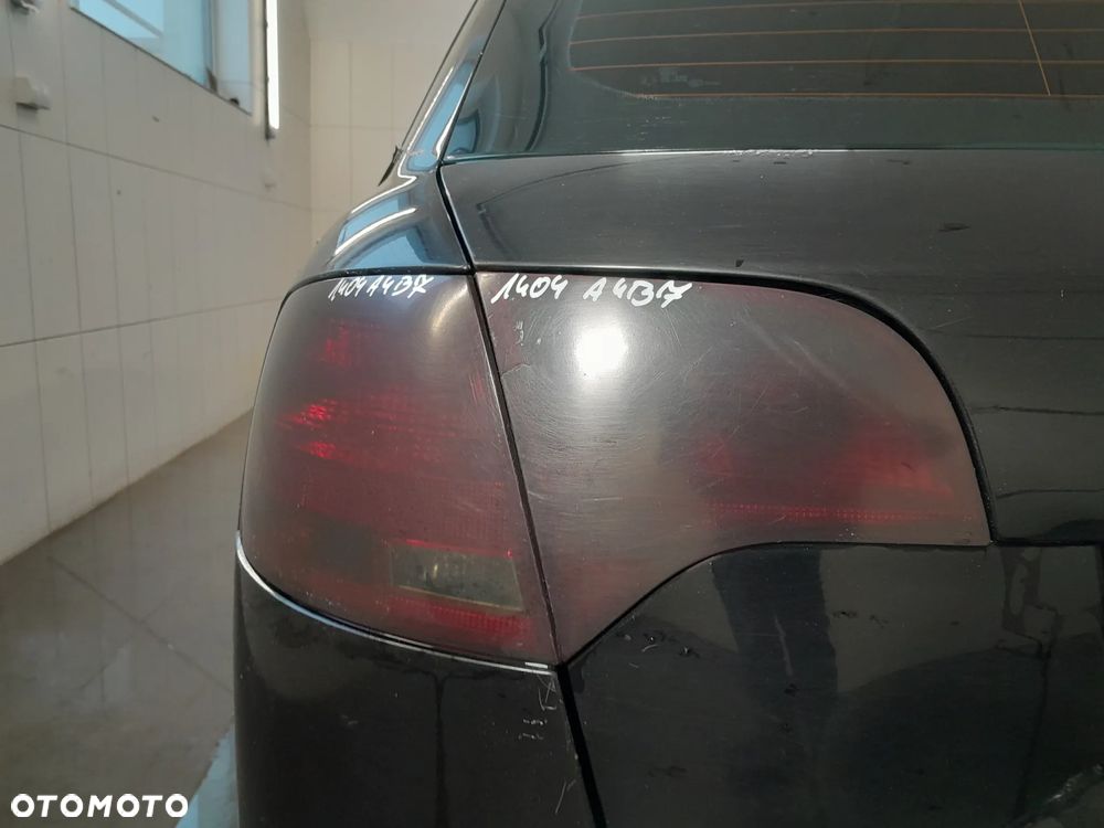 AUDI A4 B7 LAMPA LEWA TYLNA LEWY TYŁ W BŁOTNIK KOMBI - 1