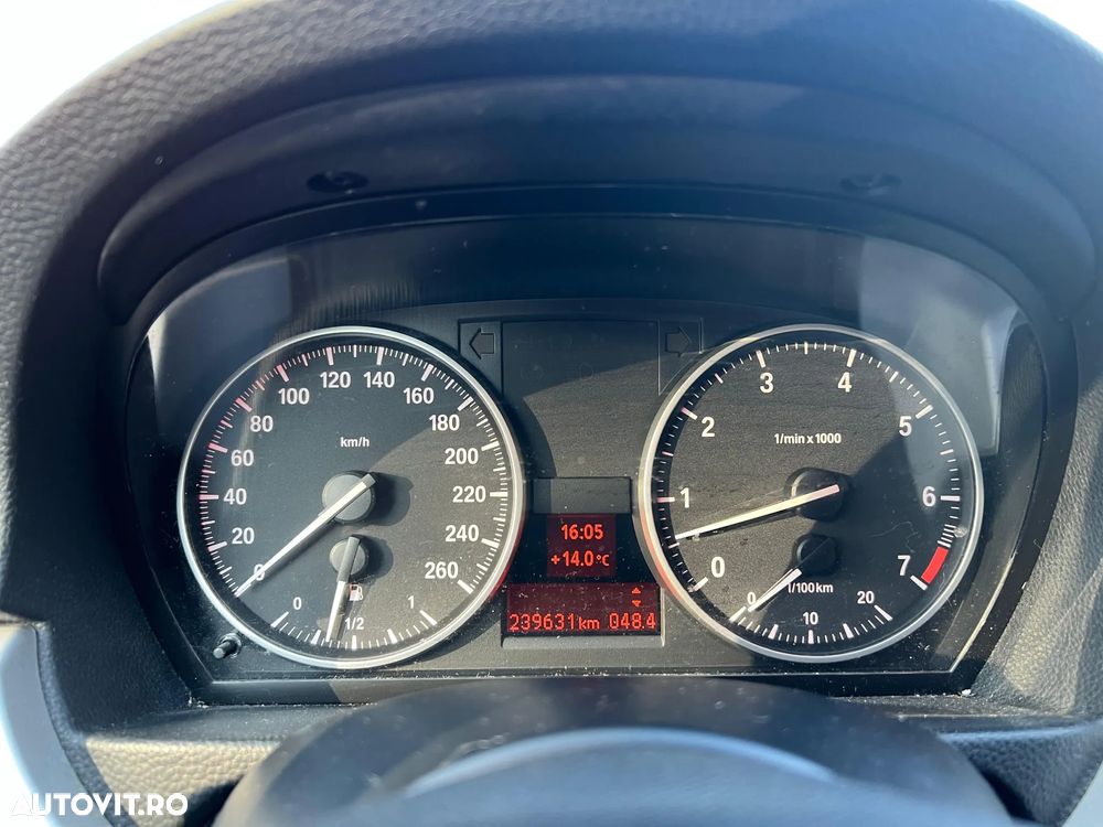 BMW Seria 3 318i Touring - 15
