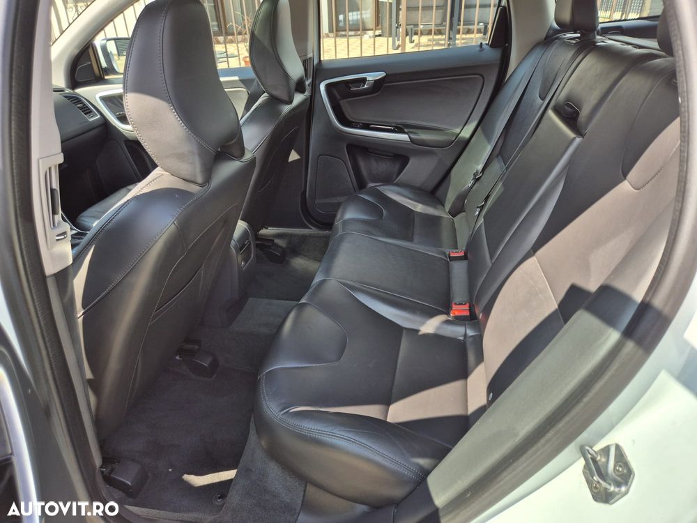 Volvo XC 60 D5 AWD Aut. Momentum - 11