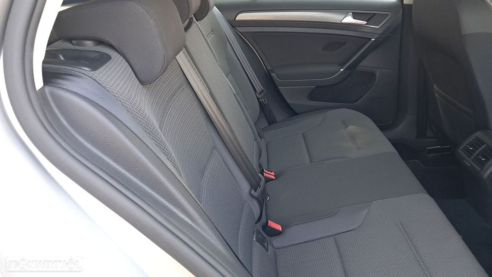 VW Golf 1.6 TDI Confortline - 24