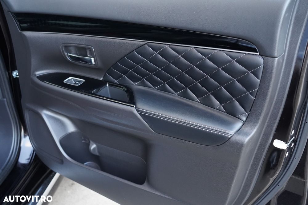 Mitsubishi Outlander ver-2-4-4wd-plug--in-hybrid-top - 19