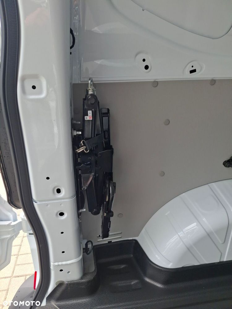 Volkswagen Transporter Furgon 2.0 TDI 150 KM automat - 15