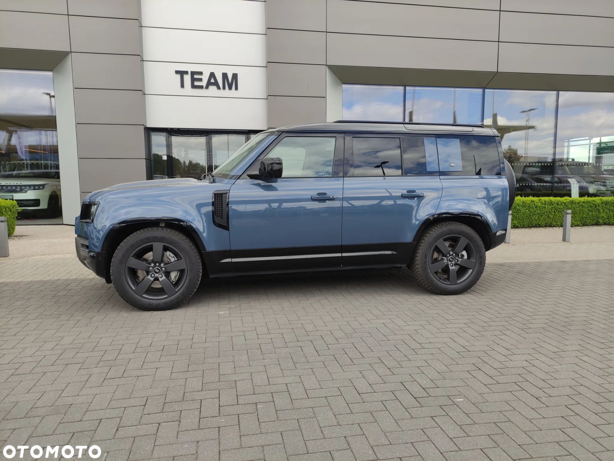 Land Rover Defender - 1