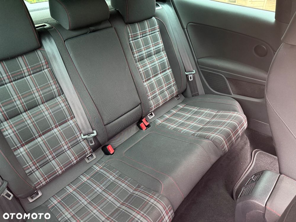 Volkswagen Golf 2.0 GTI adidas - 31