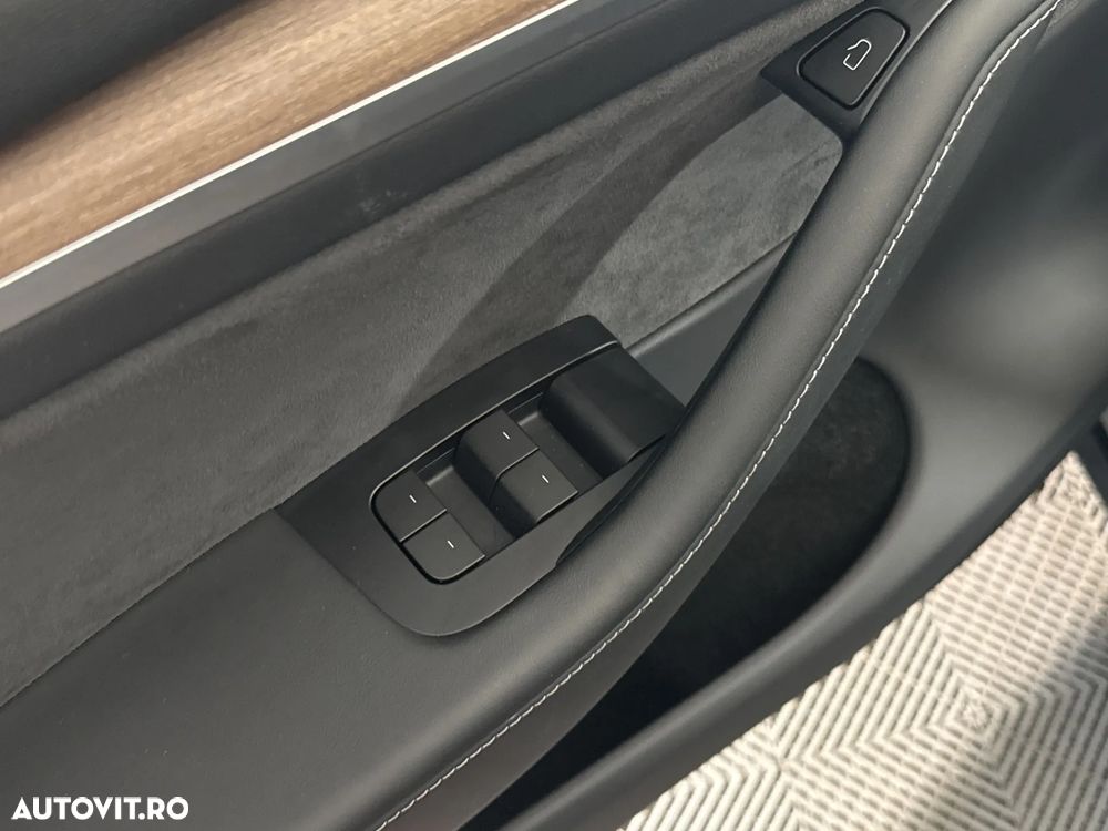 TESLA Model Y 2023 — imagine 14