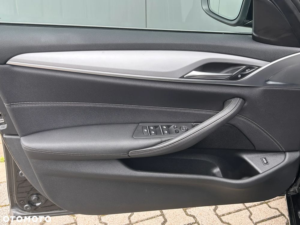 BMW Seria 5 520d xDrive MHEV - 14