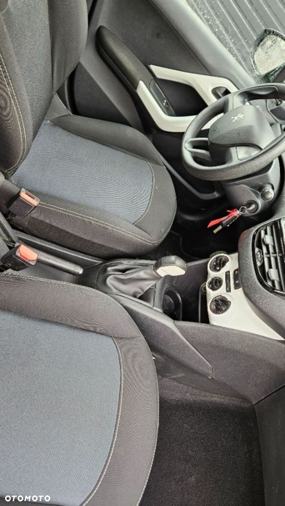 Peugeot 208 - 25