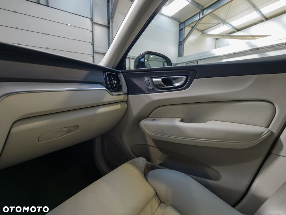 Volvo XC 60 B4 D AWD Plus Dark - 35