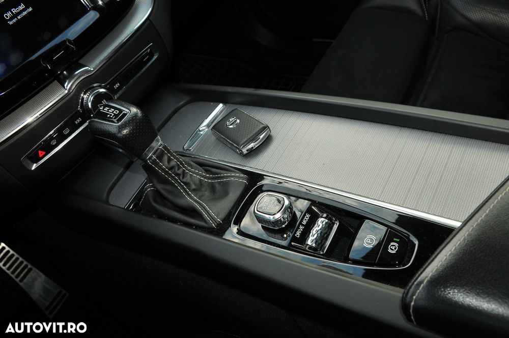Volvo XC 60 D5 AWD Geartronic RDesign - 11